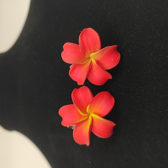 Vintage Jewelry - Vintage plumeria clip on earrings, light weight